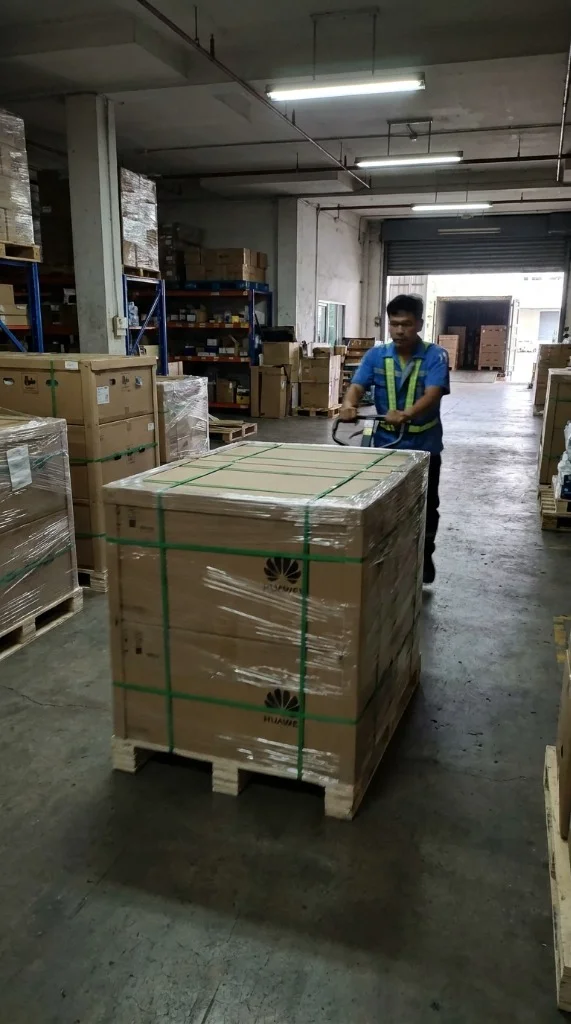 ห่อฟิล์มพาเลทสินค้า Huawei Inverter พร้อมจัดส่ง